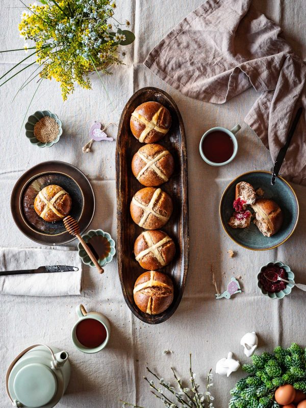 Veľkonočné horúce žemličky, recept a fotografia jedla, food fotograf Zuzana Rainet, Bratislava Slovensko